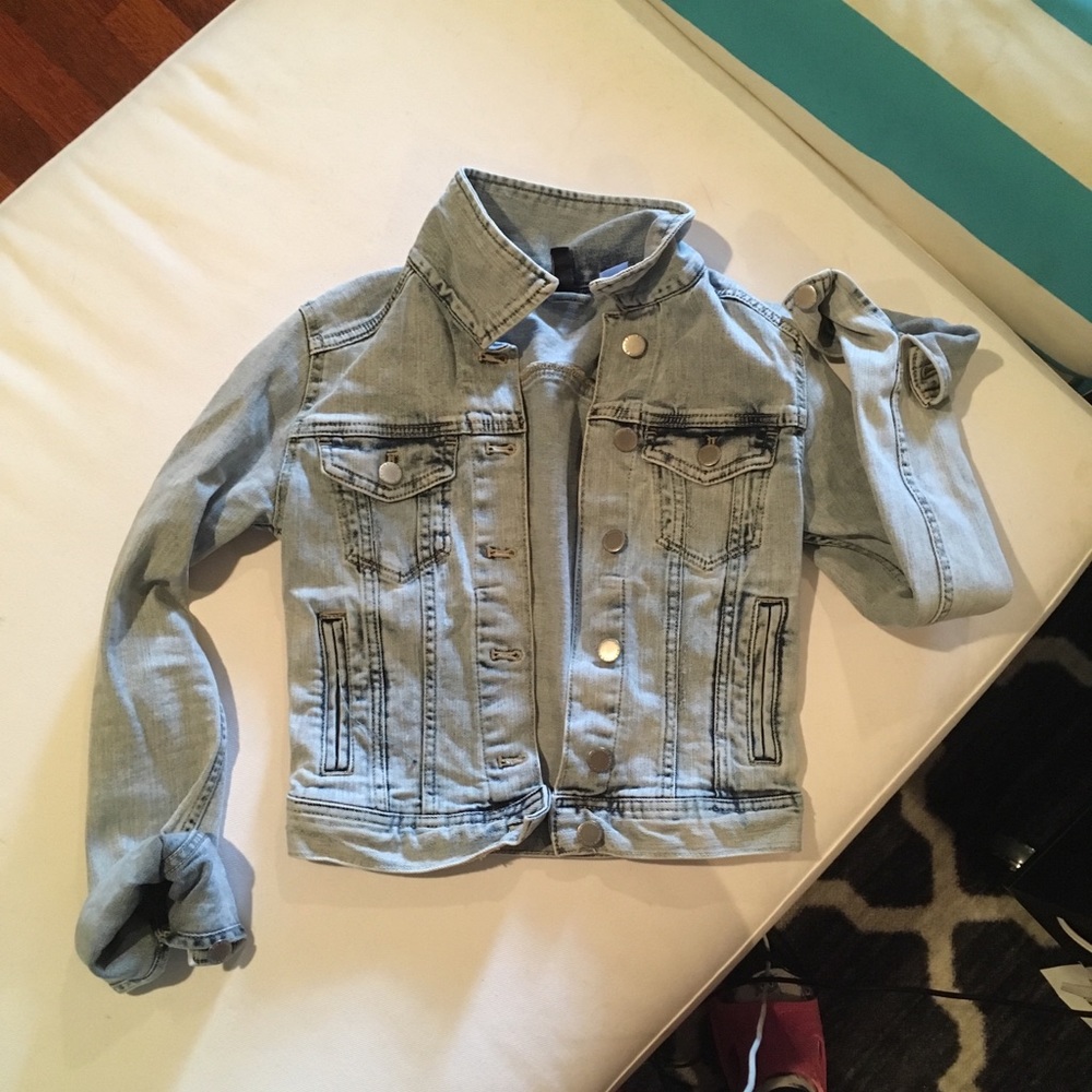 H&M light wash denim jacket